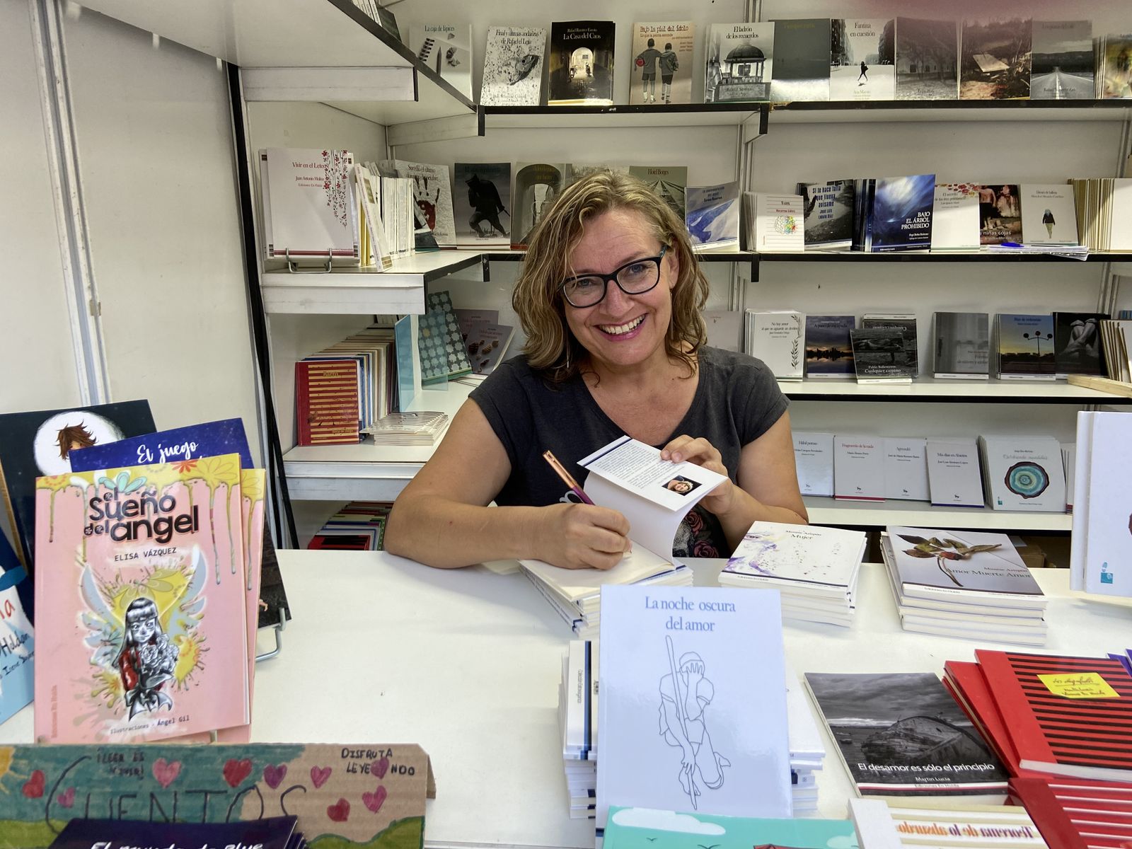 Montse Arispón, firmando su nueva novela en la Feria del Libro de Madrid.
