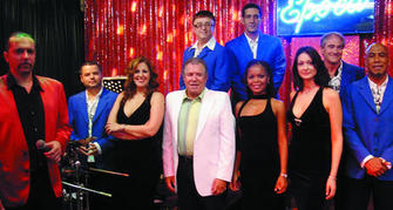 El músico posa junto a los miembros de uno de su grupo durante una actuación en Almería.