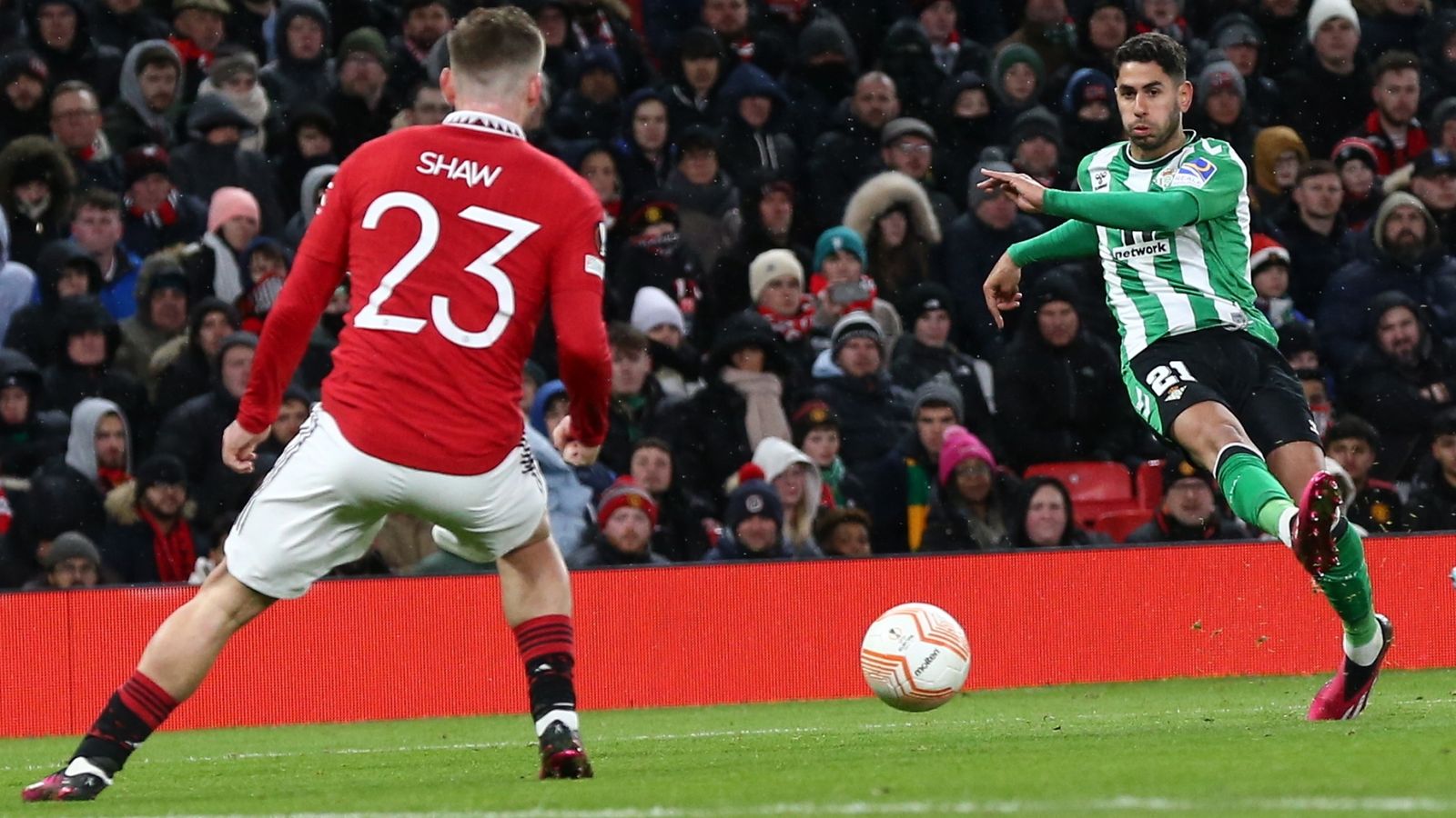 Ayoze dispara en el tanto de la igualada bética.