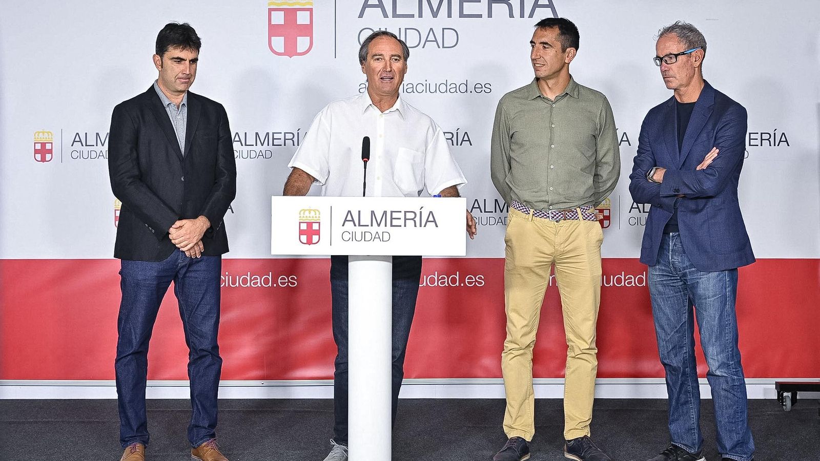 El concejal de Deportes del Ayuntamiento de Almería durante su intervención.