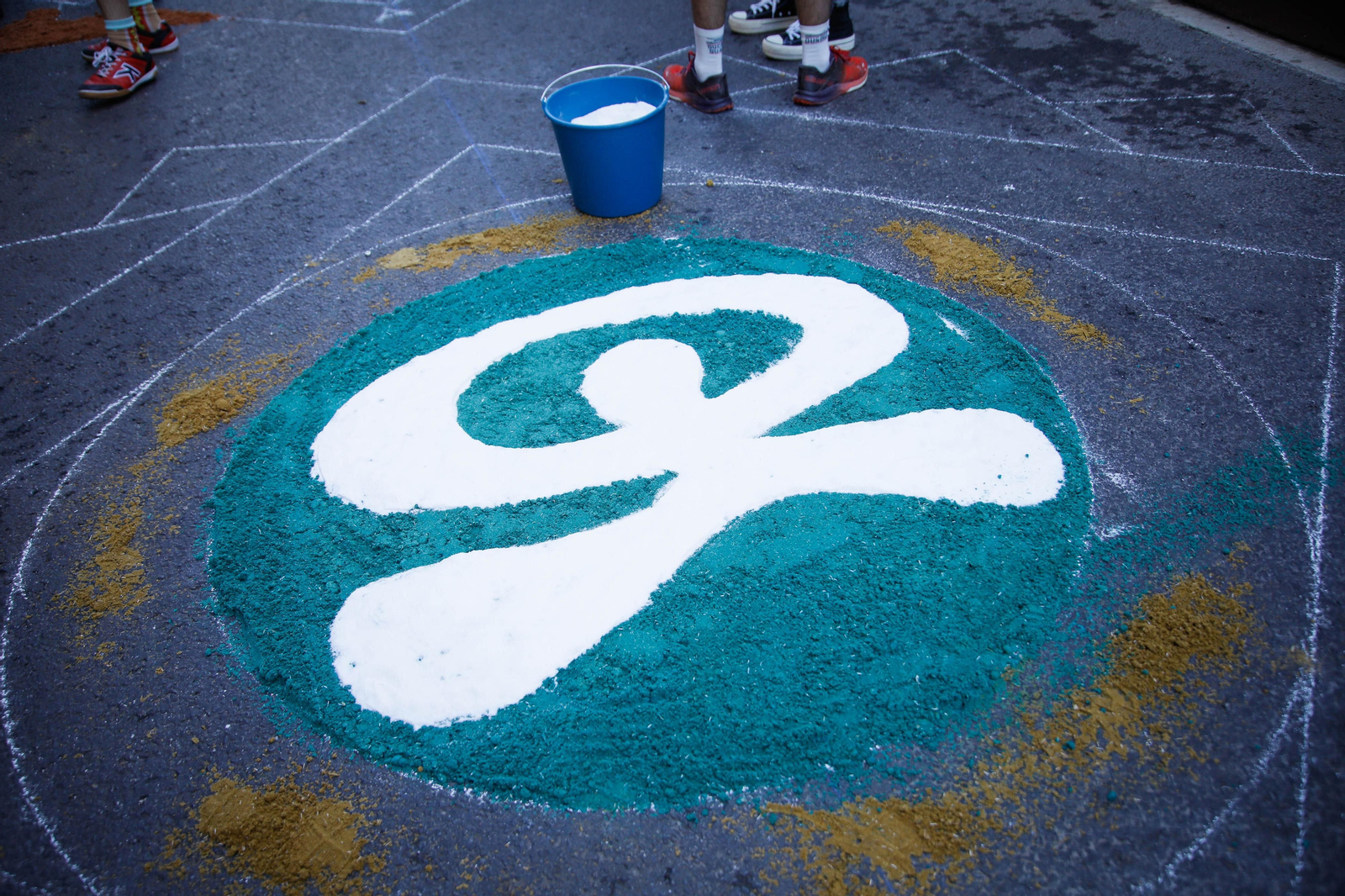 Así es la alfombra de serrín de 60 metros en el Paseo de Almería, en imágenes.