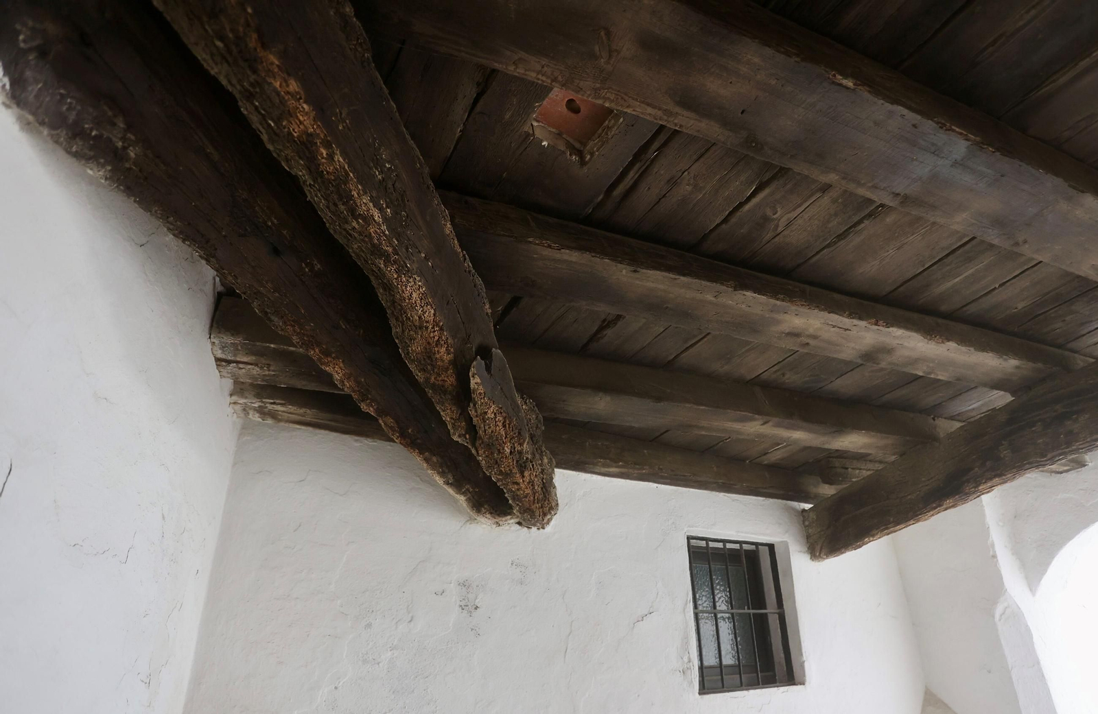 Detalle de la techumbre de madera.