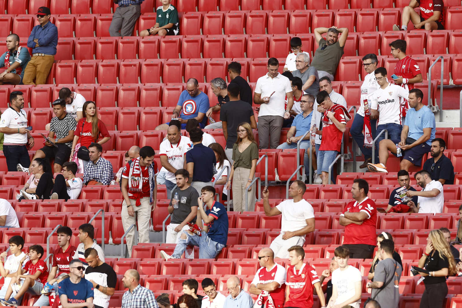 Búscate en las fotos del Sevilla-Valencia