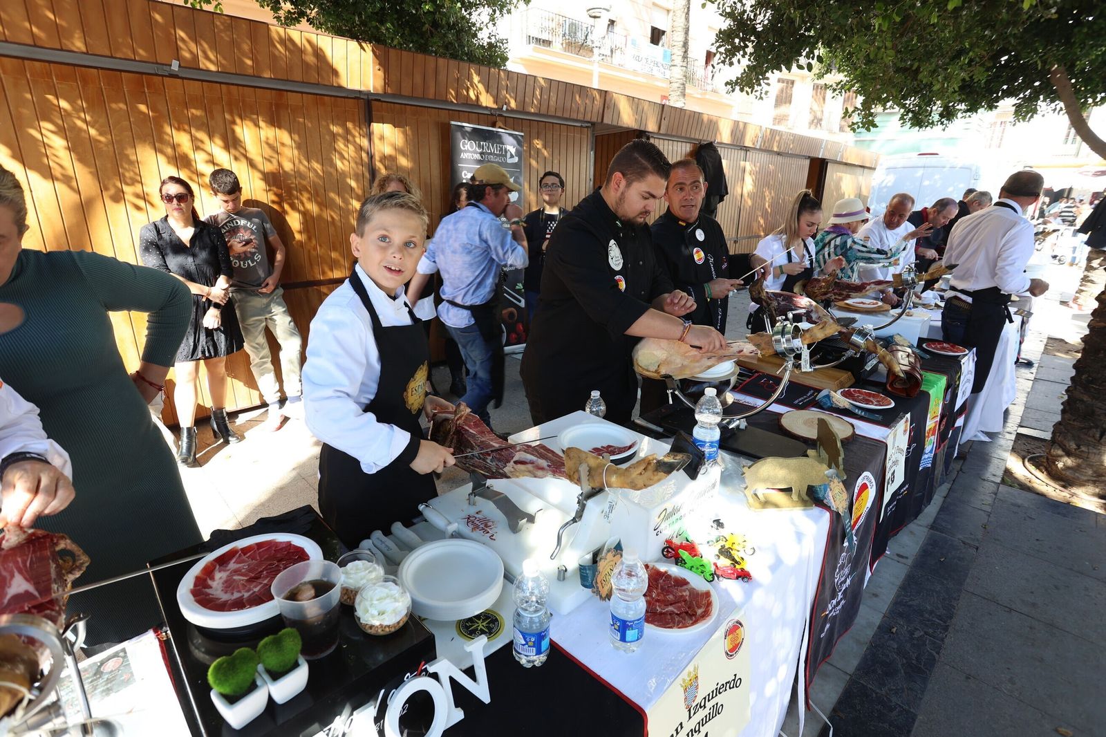 Cortadores de jamón en la plaza del Arenal a beneficio del Hogar San Juan
