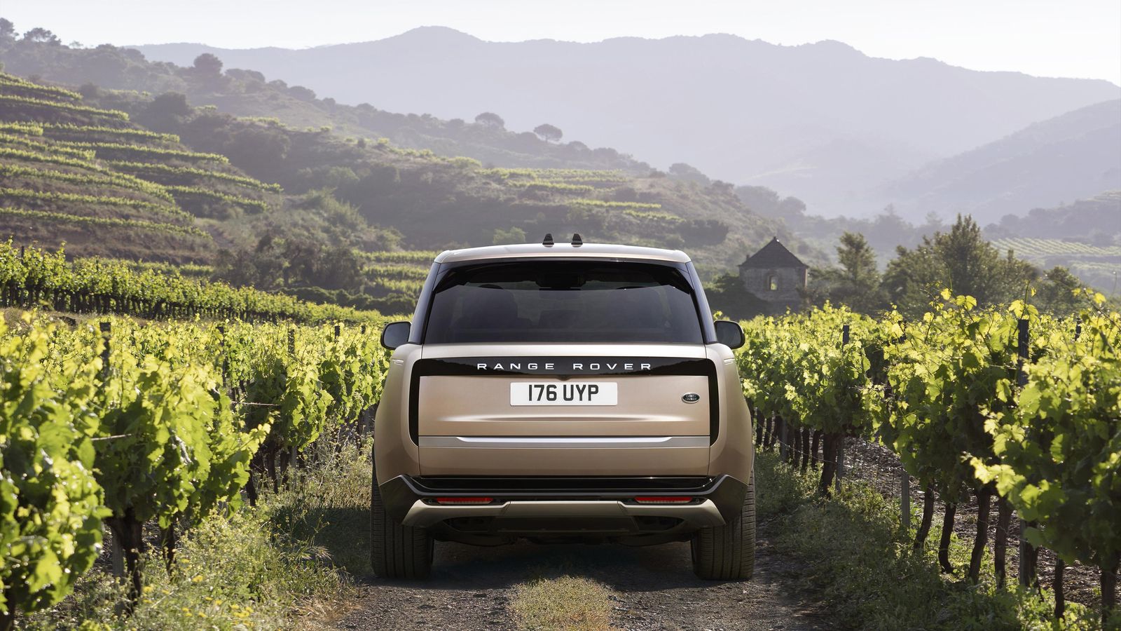 La tracción total, que es siempre de serie, se consigue con la participación de un árbol de transmisión que envía el empuje del eje delantero al trasero incluso en los híbridos enchufables, coches que no utilizan un motor trasero eléctrico como sí ocurre en otros SUV..