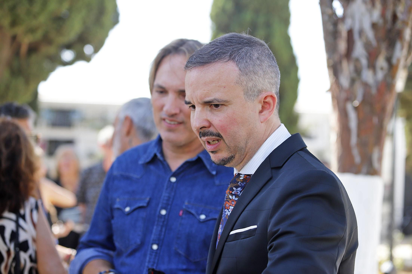 Imágenes del homenaje a Jesús Quintero con el descubrimiento de una escultura de Elías Rodríguez Picón