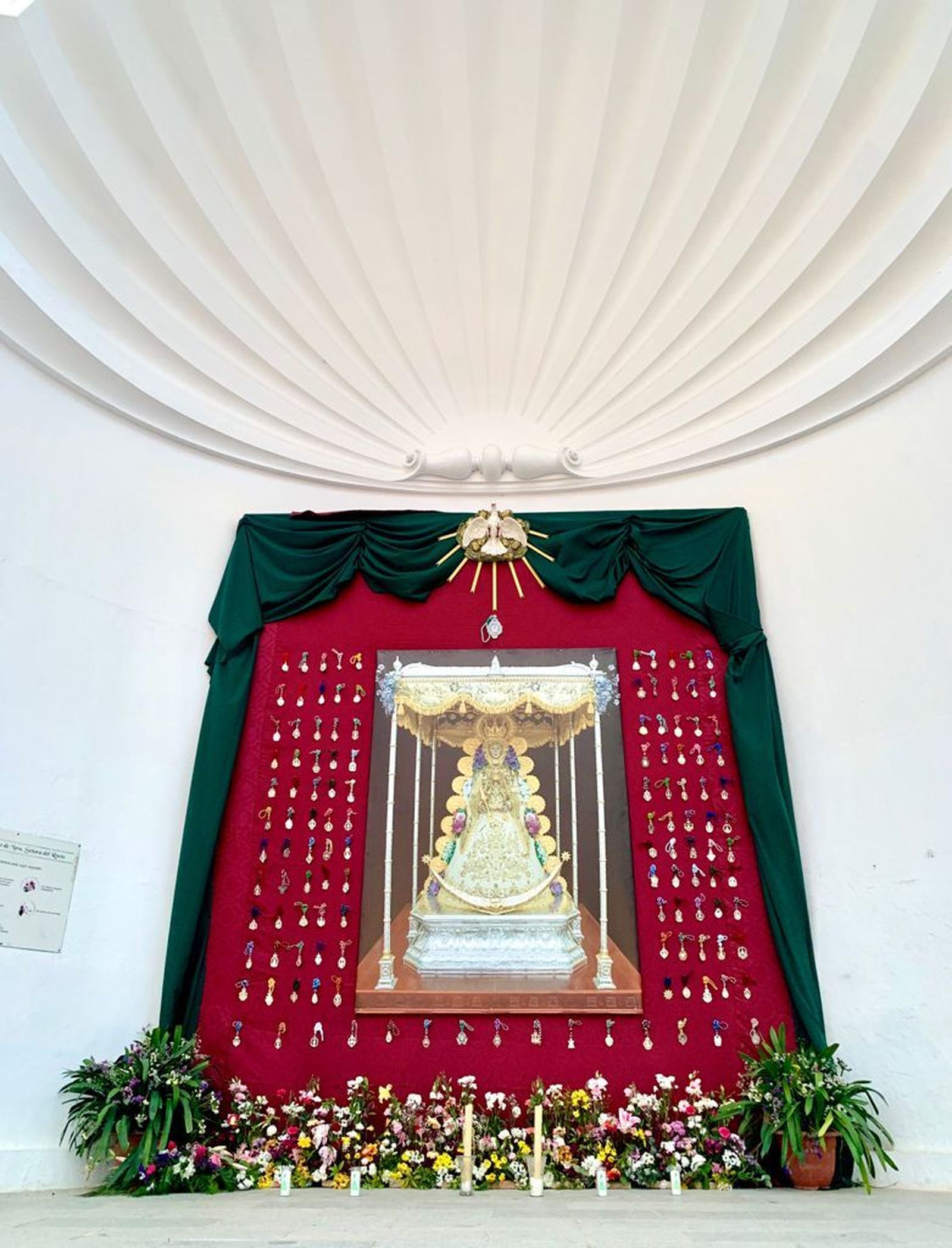 Mural instalado en la puerta principal del santuario, que lleva 21 meses sin la presencia de la Virgen.