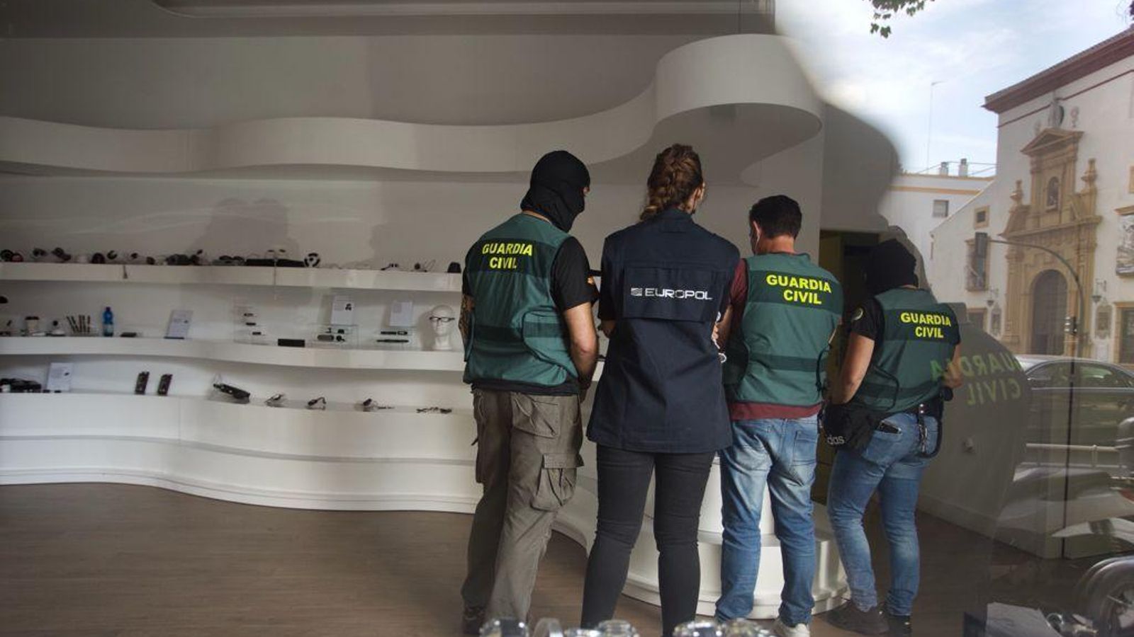 Guardias civiles y la representante de Europol, en la tienda Espia2.