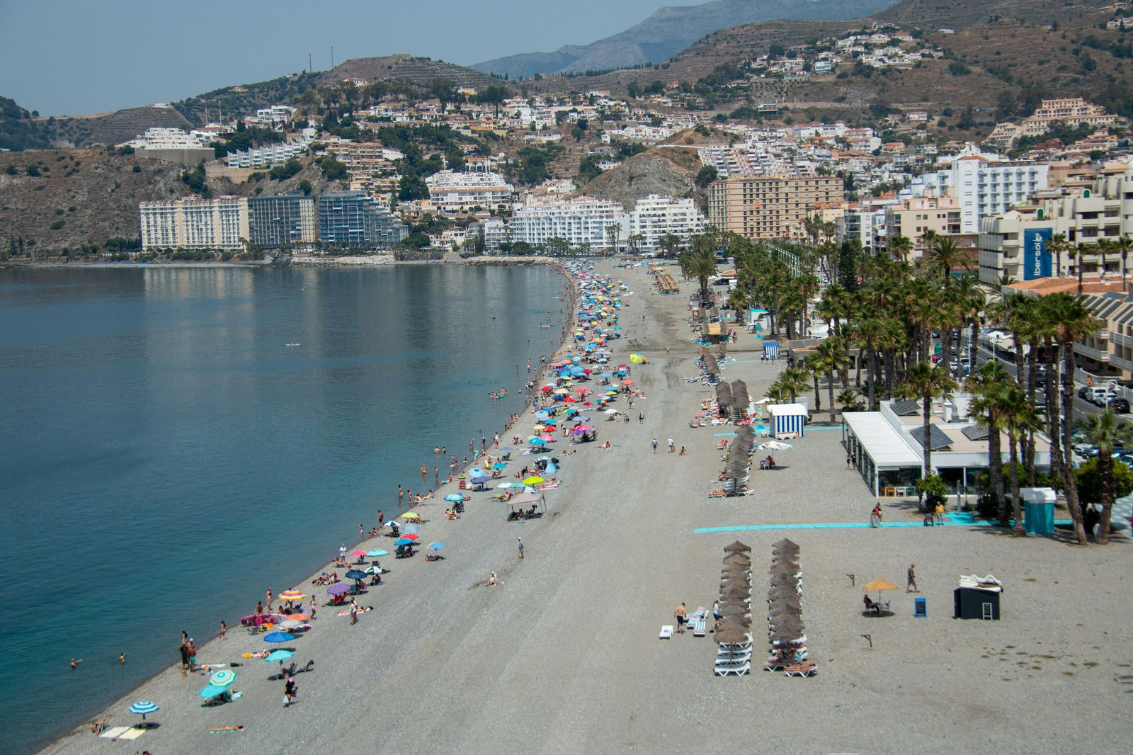 Las playas de Almuñécar se convierten en refugio del calor a dos semanas del verano