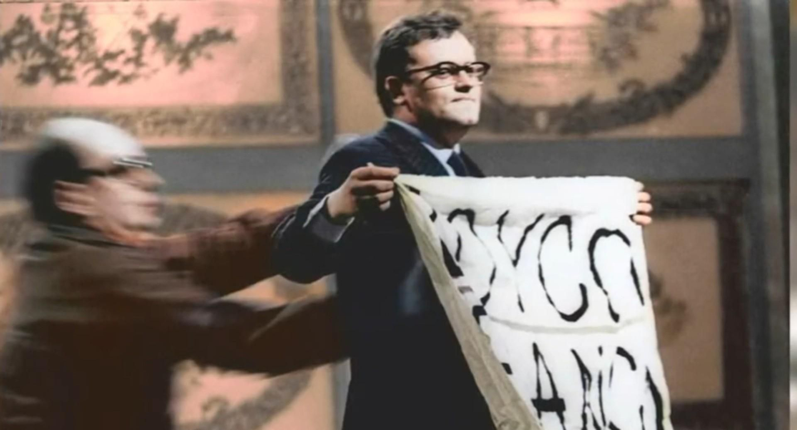 El manifestante espontáneo que irrumpió en Eurovisión con la pancarta contra Franco y Salazar