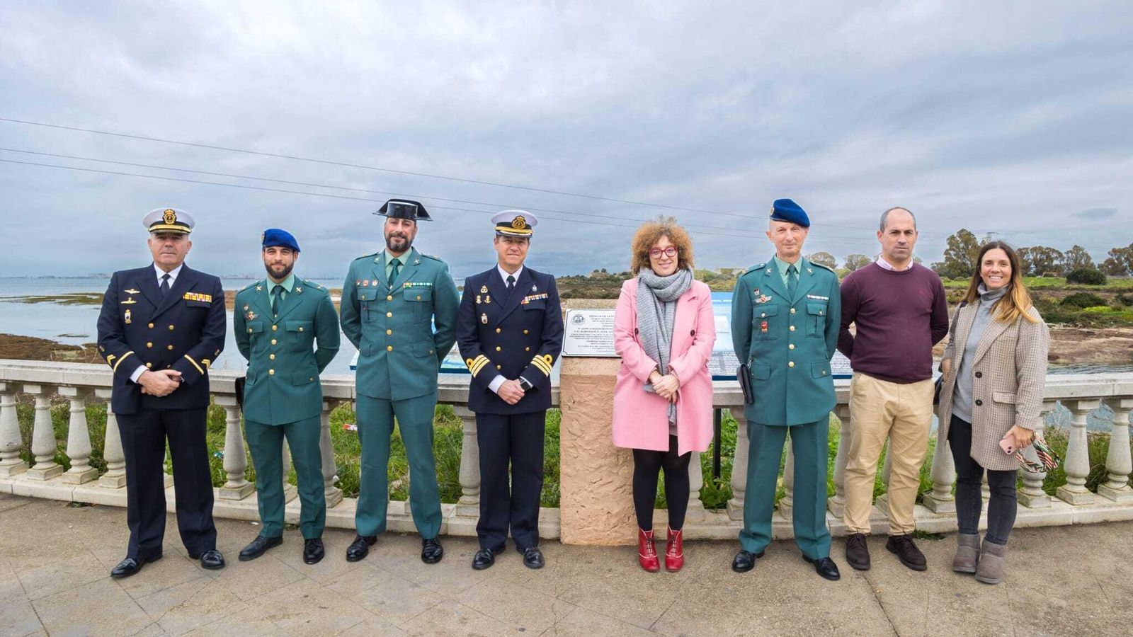 Autoridades asistentes al acto de inauguración de la exposición dedicada al Servicio Aéreo de la Guardia Civil en San Fernando.