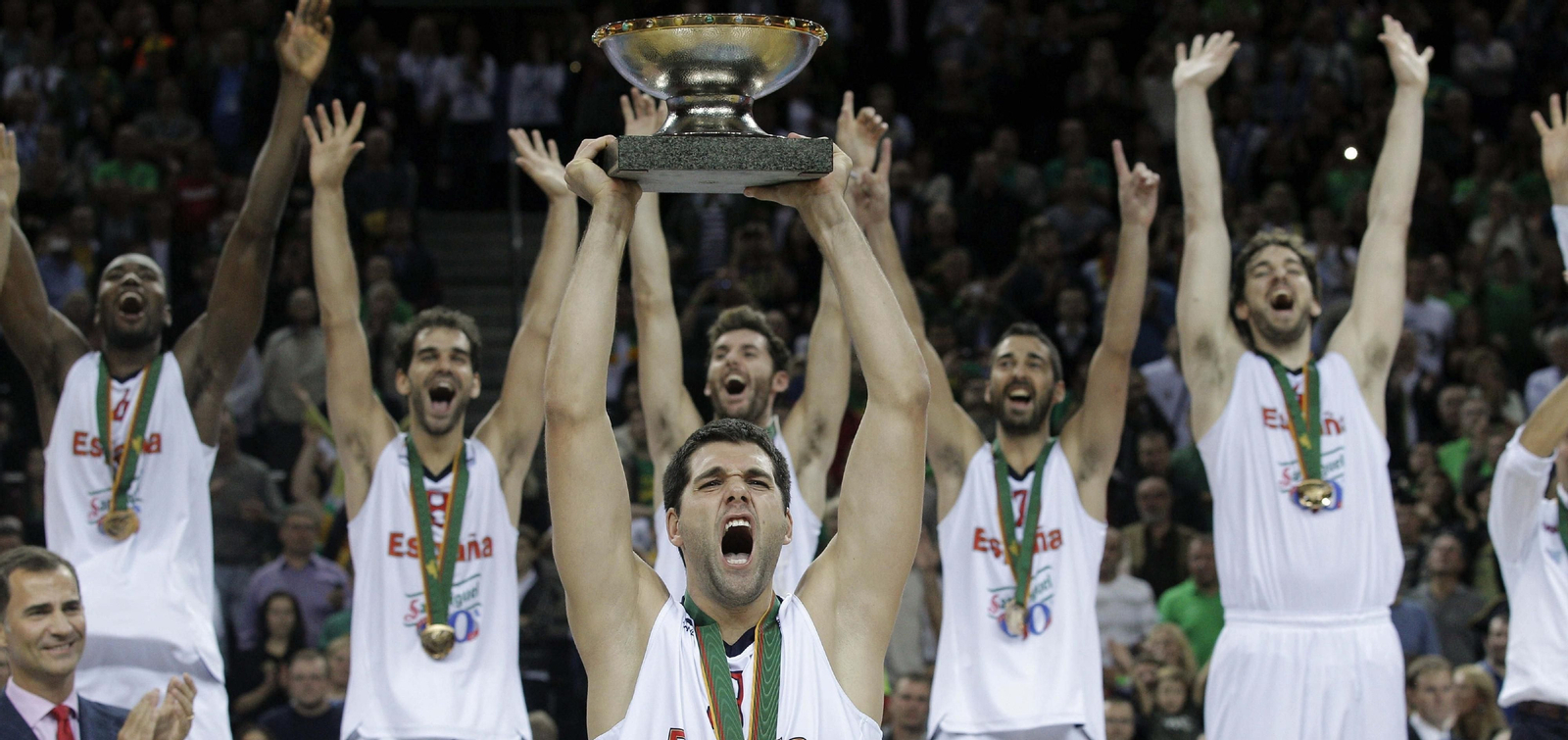 Felipe Reyes alza el Europeo conquistado por España en Lituania.