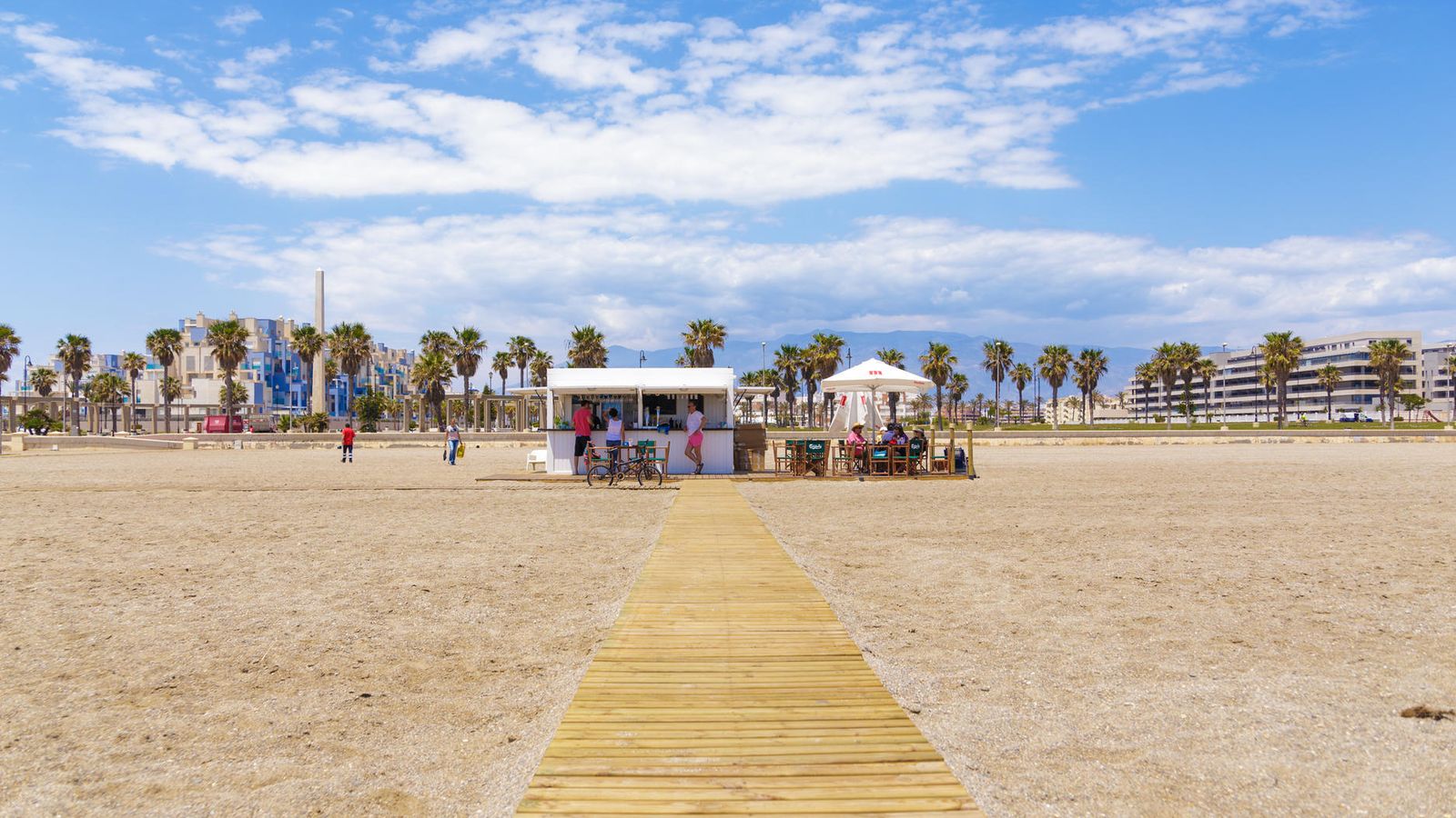 La gastronomía local se puede degustar en los chiringuitos a pie de playa.