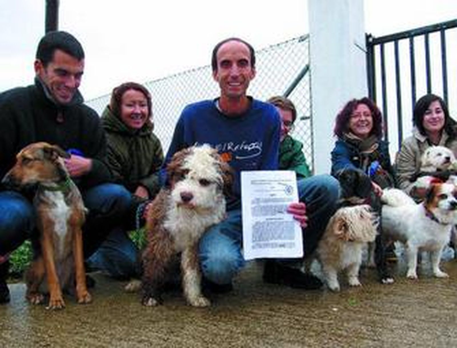 Miembros de 'El Refugio', con algunos de los supervivientes de la perrera de Puerto Real, con la orden de cierre.