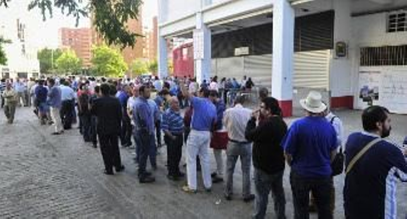 El sevillismo responde en masa en el primer día de venta de entradas para Varsovia