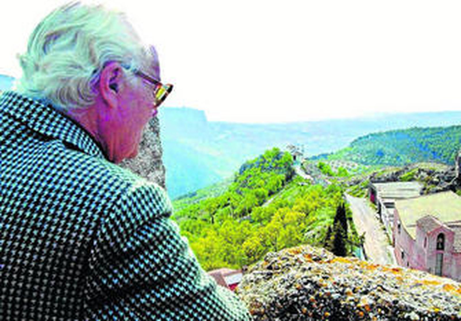 Un turista contempla una de las vistas de la Ruta del Califato.