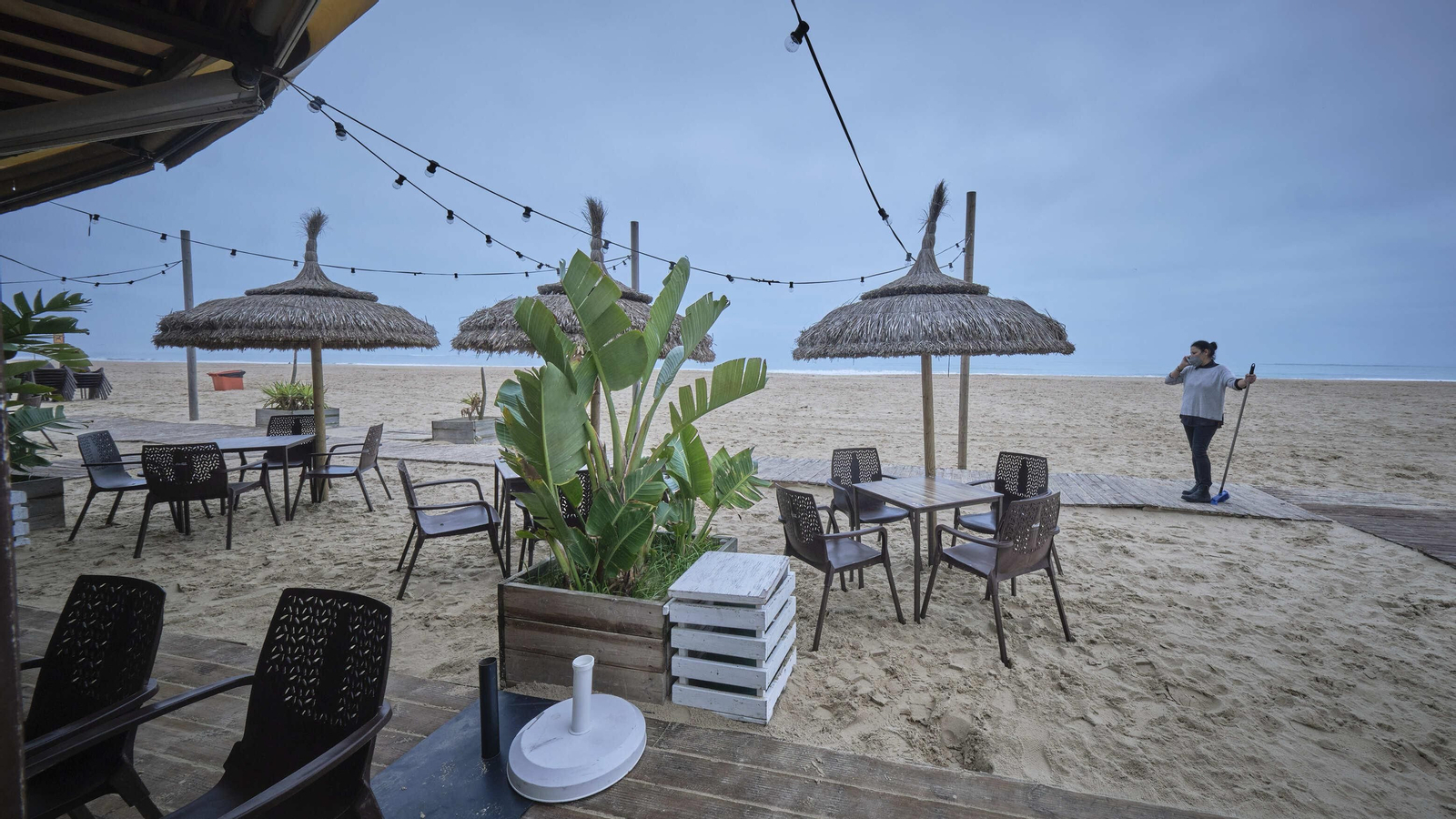La terraza del chiringuito 'Bebo los vientos' en el paseo marítimo de Cádiz. La terraza del chiringuito 'Bebo los vientos' en el paseo marítimo de Cádiz.