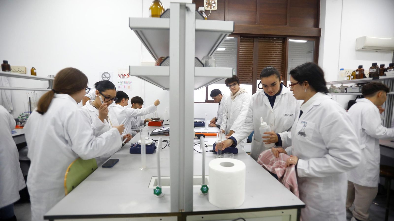 Estudiantes de los ciclos de FP de la rama de Química del instituto Maimónides.