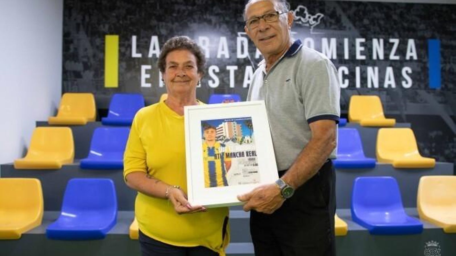 Paco Baena entregó el cartel a Juana Cortés.