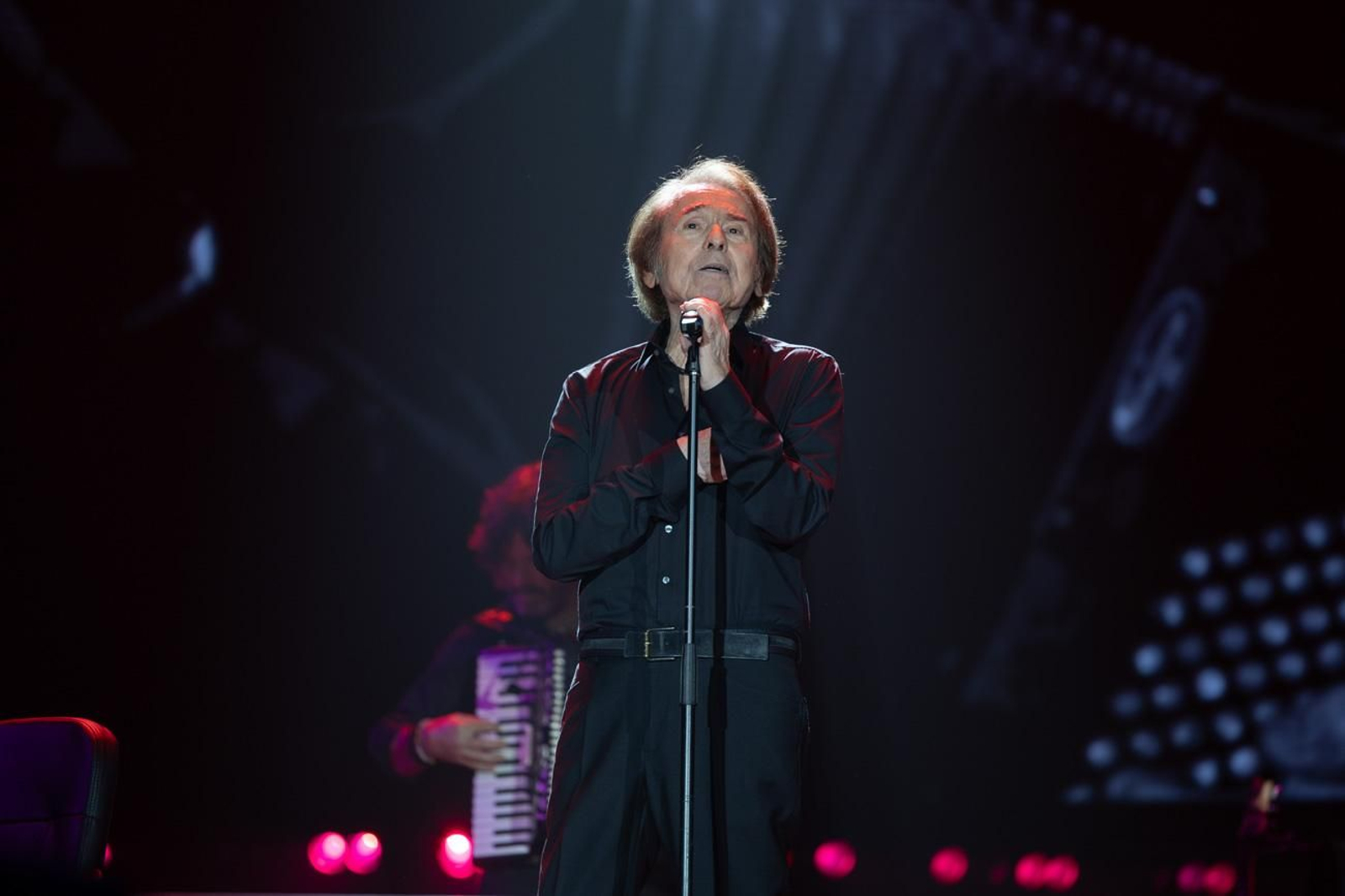 Así se disfruta en Jaén del concierto de Raphael, "Raphaelísimo"