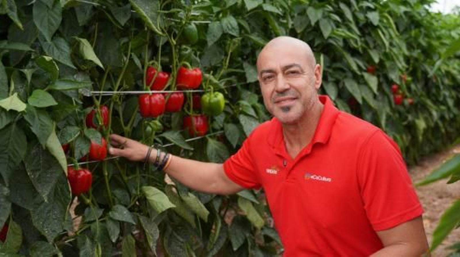 Abraham Góngora, posando con Victoriano F1 en su finca en Dalías.