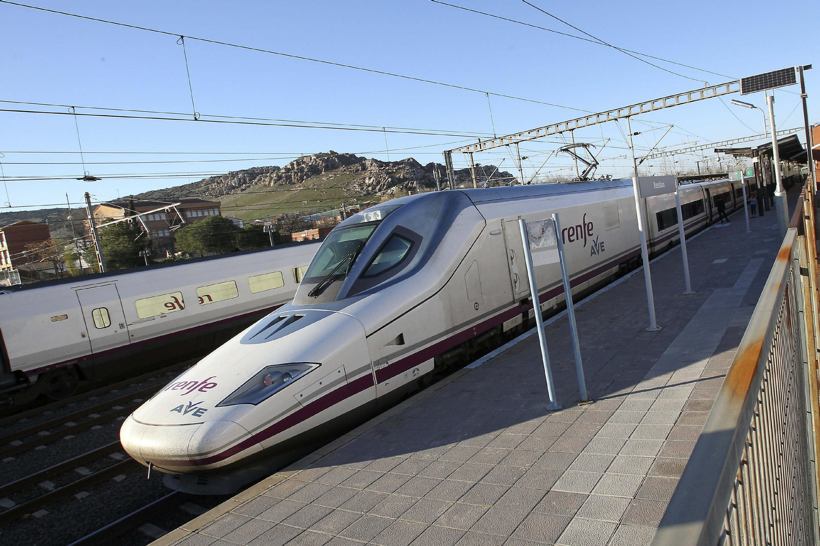 Un AVE en una estación de la línea Madrid-Córdoba. Un AVE en una estación de la línea Madrid-Córdoba.