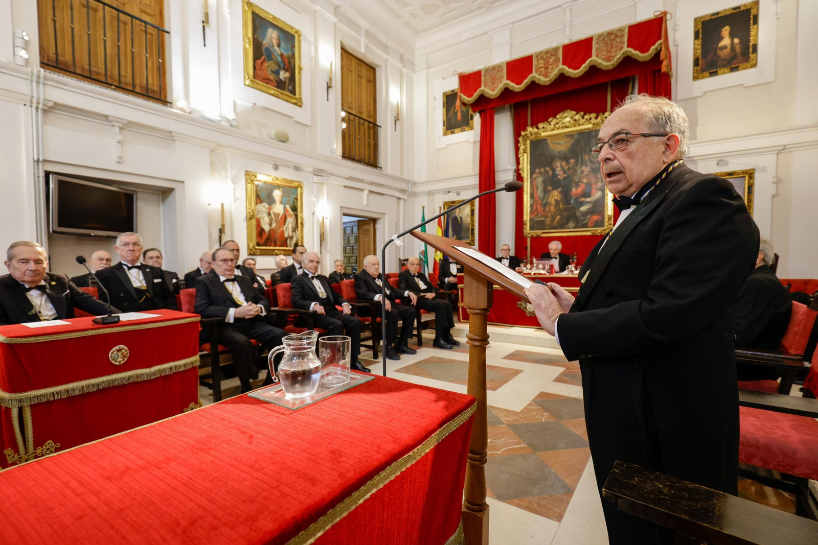 Las imágenes del ingreso como académico de Erudición en la academia de Medicina del arzobispo José Ángel Saiz Meneses