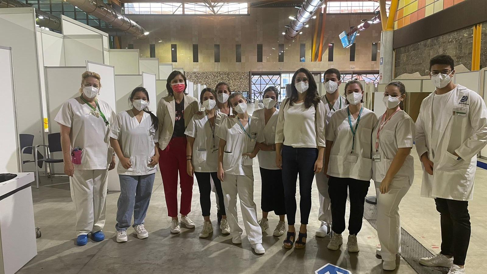 Alumnos de Enfermería que participan en la vacunación masiva del Fycma.