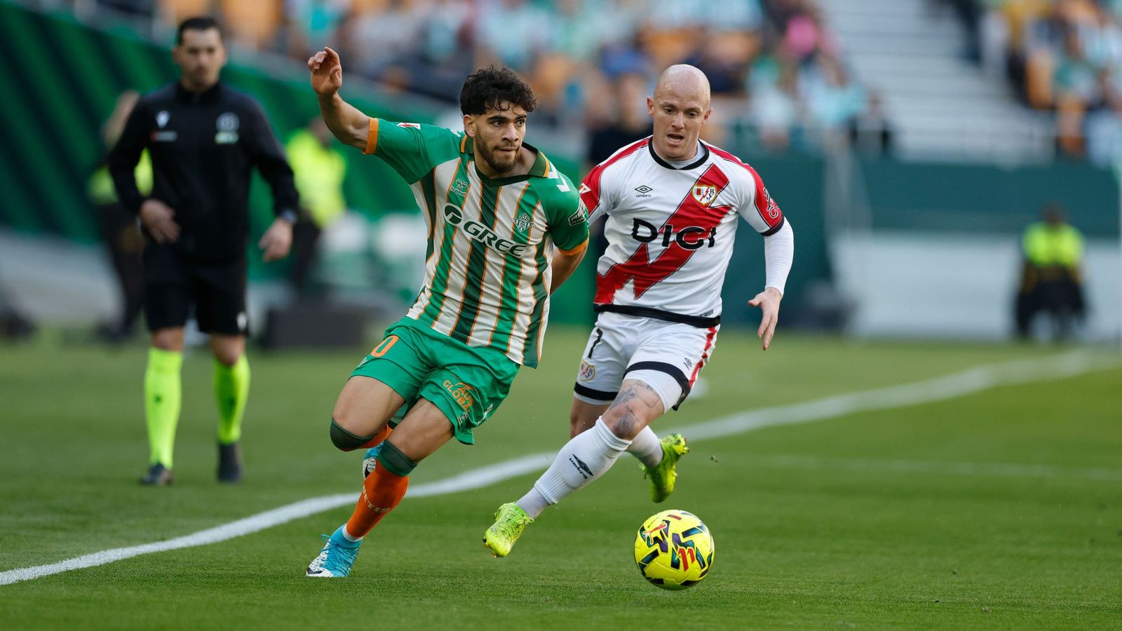 Abde e Isi en el duelo entre el Betis y el Rayo Vallecano.