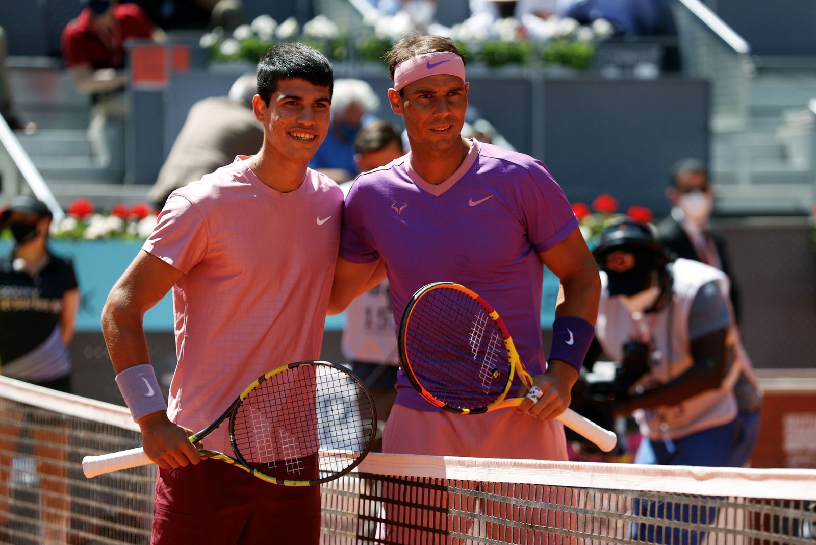Carlos Alcaraz y Rafael Nadal se saludan antes del encuentro de dieciseisavos de final del Masters 1.000 de Madrid.