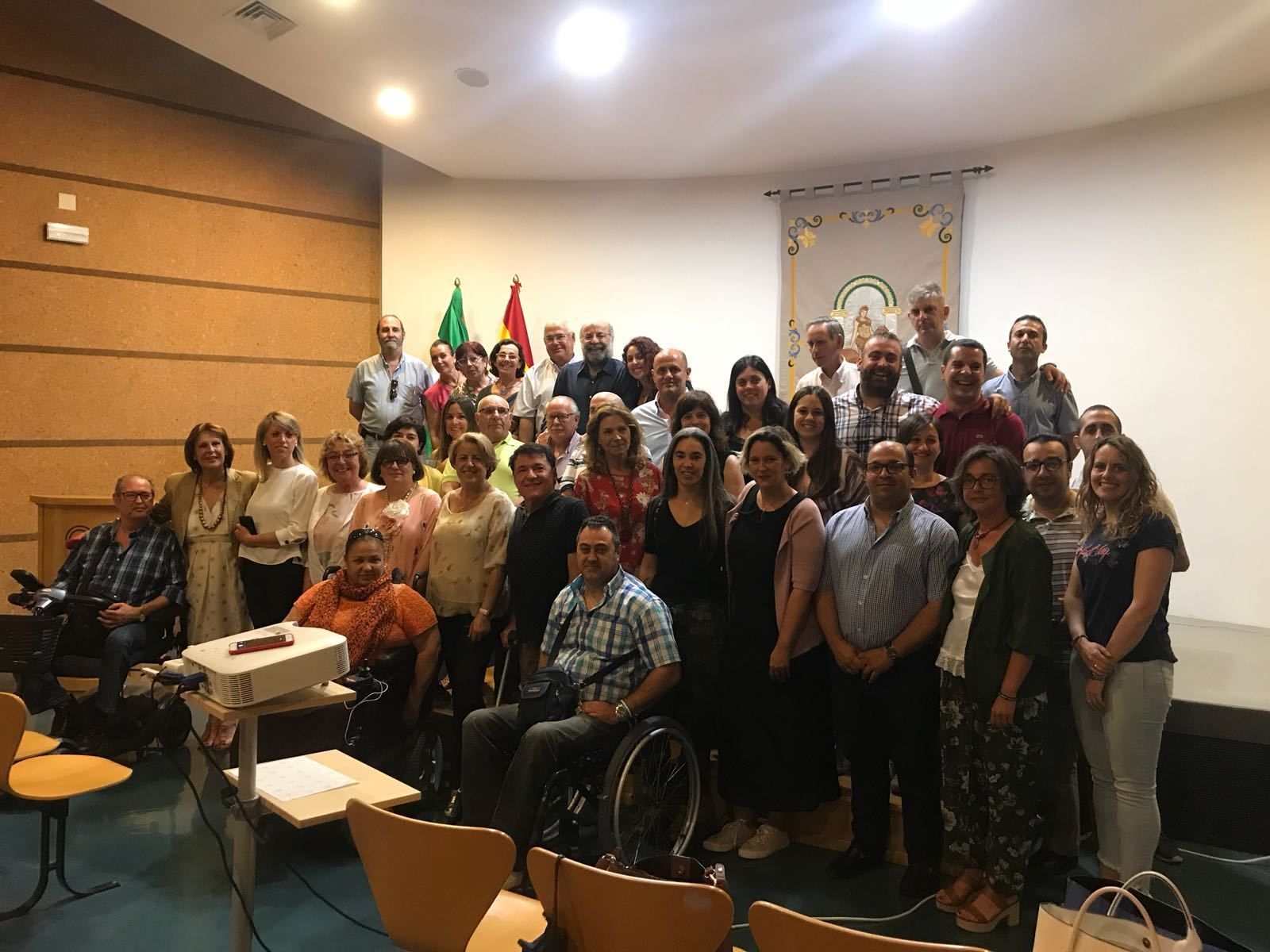 Rosa Torres, primera por la izquierda, ayer con miembros de entidades y asociaciones de voluntariado.