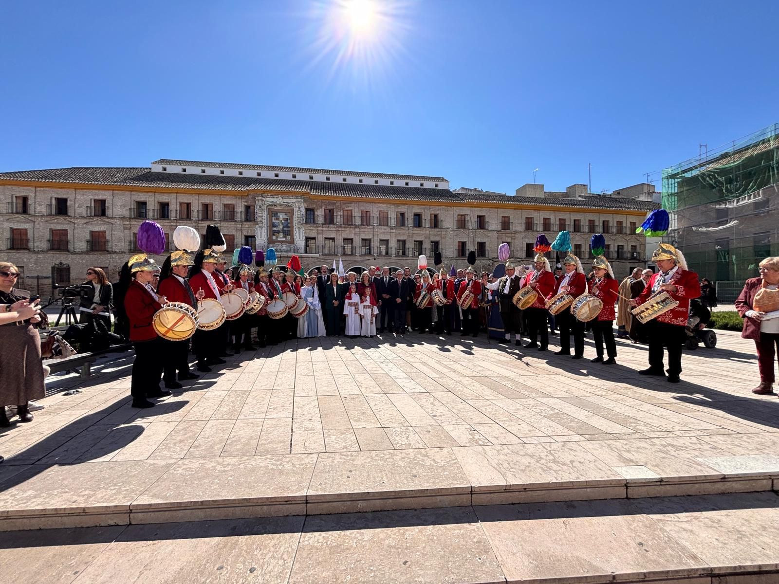 Los judíos de Baena tocan el tambor junto a las autoridades en la plaza de la Constitución.