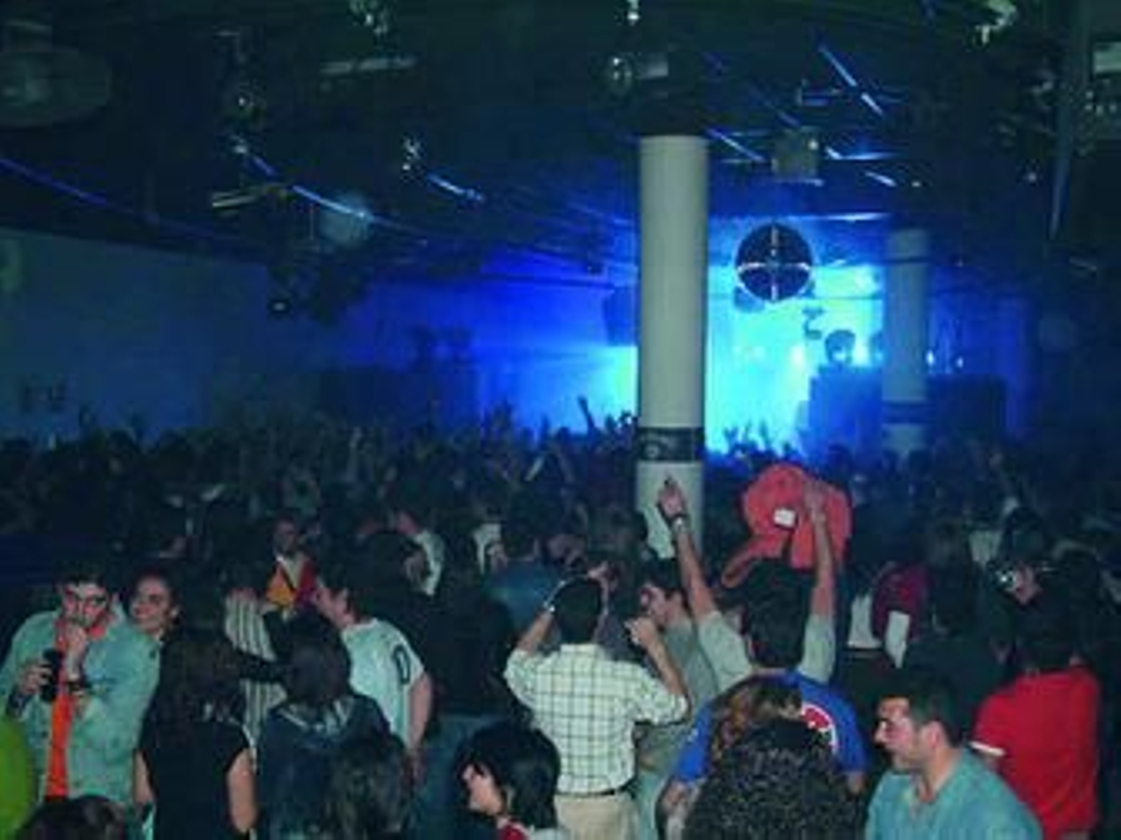 Un grupo de personas se divierte en una discoteca.