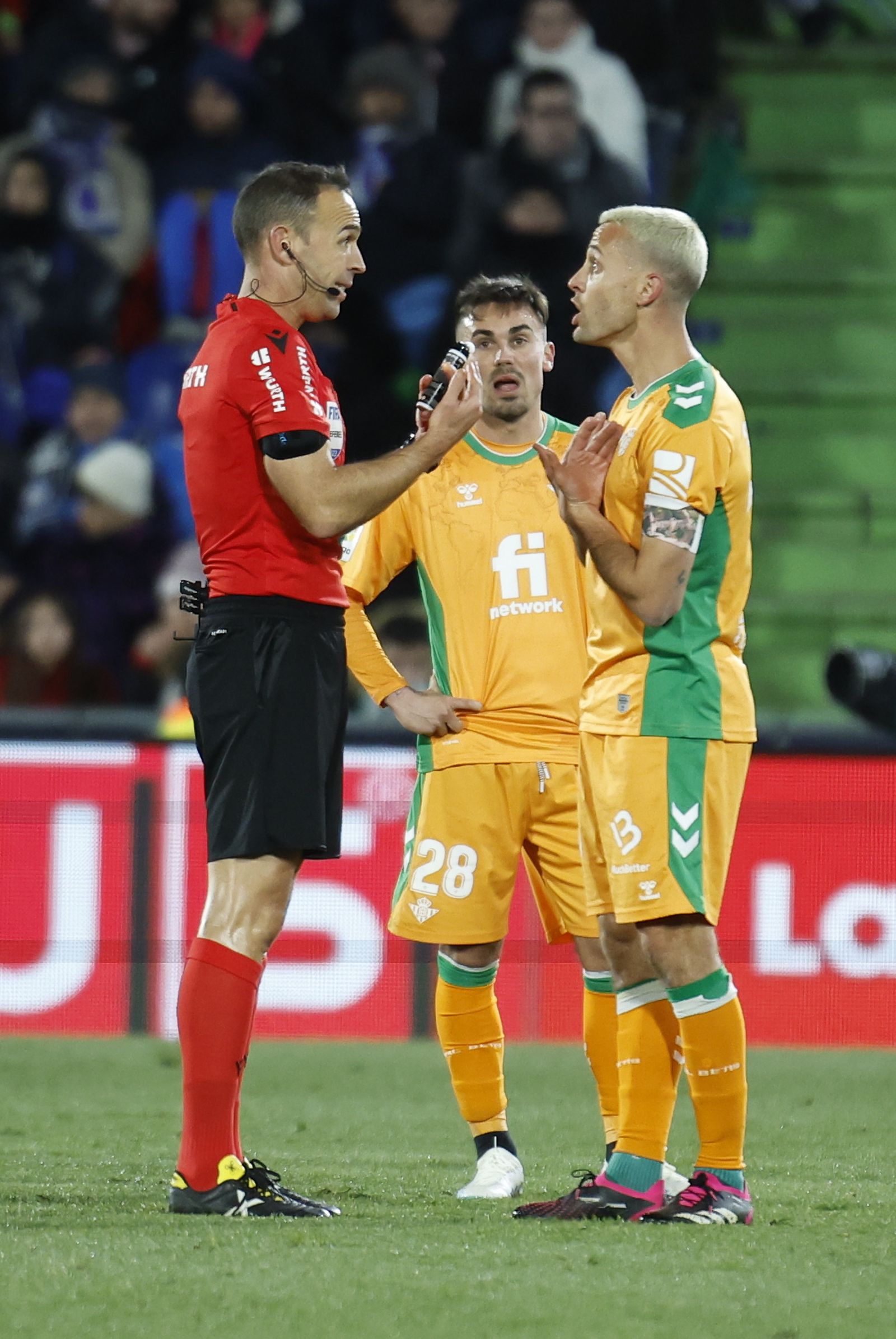 Canales dialoga con Cuadra Fernández en presencia de Rodri.
