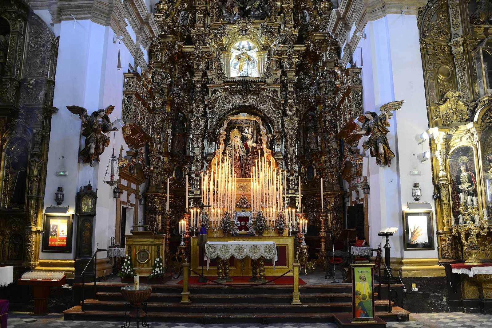 Las imágenes de Afligidos, en el altar mayor de San Lorenzo