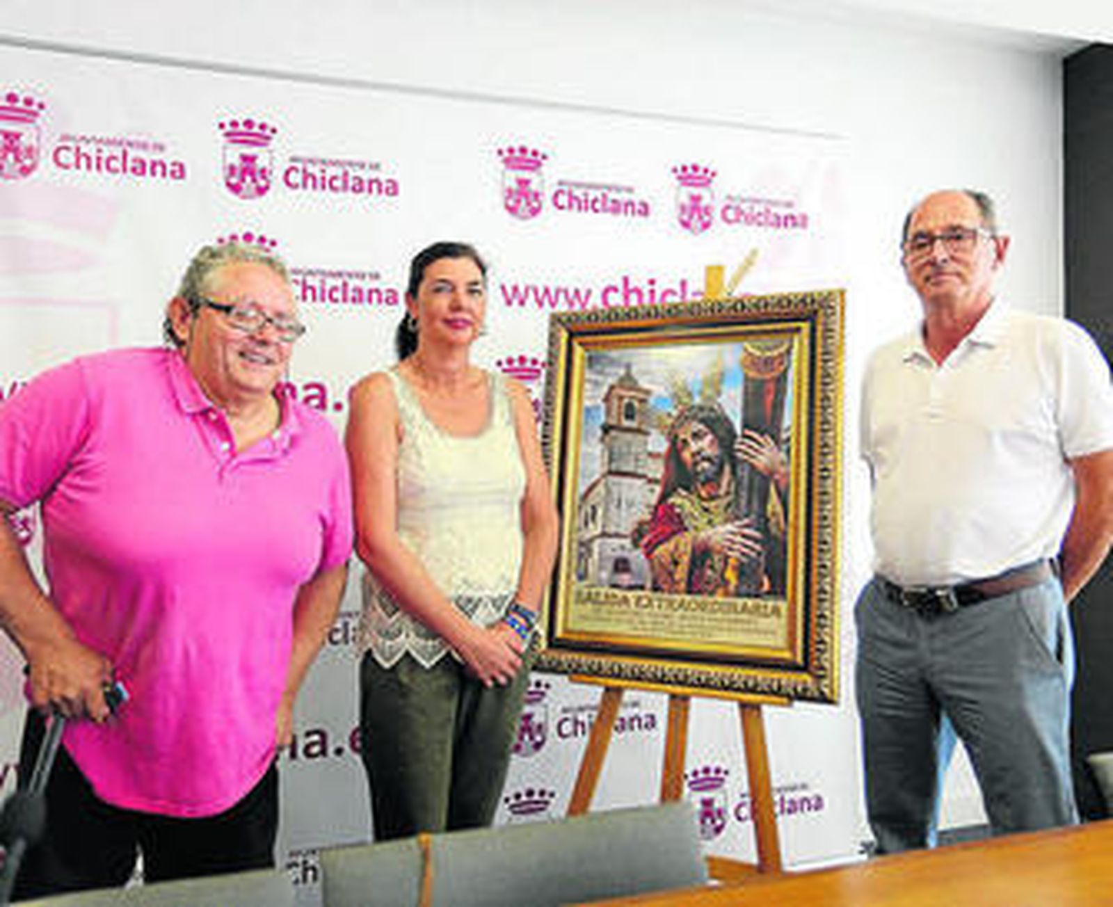 Luis Muñoz, Pepa Vela y Manuel Aragón, ayer junto al cartel anunciador obra de Pedro Leal.