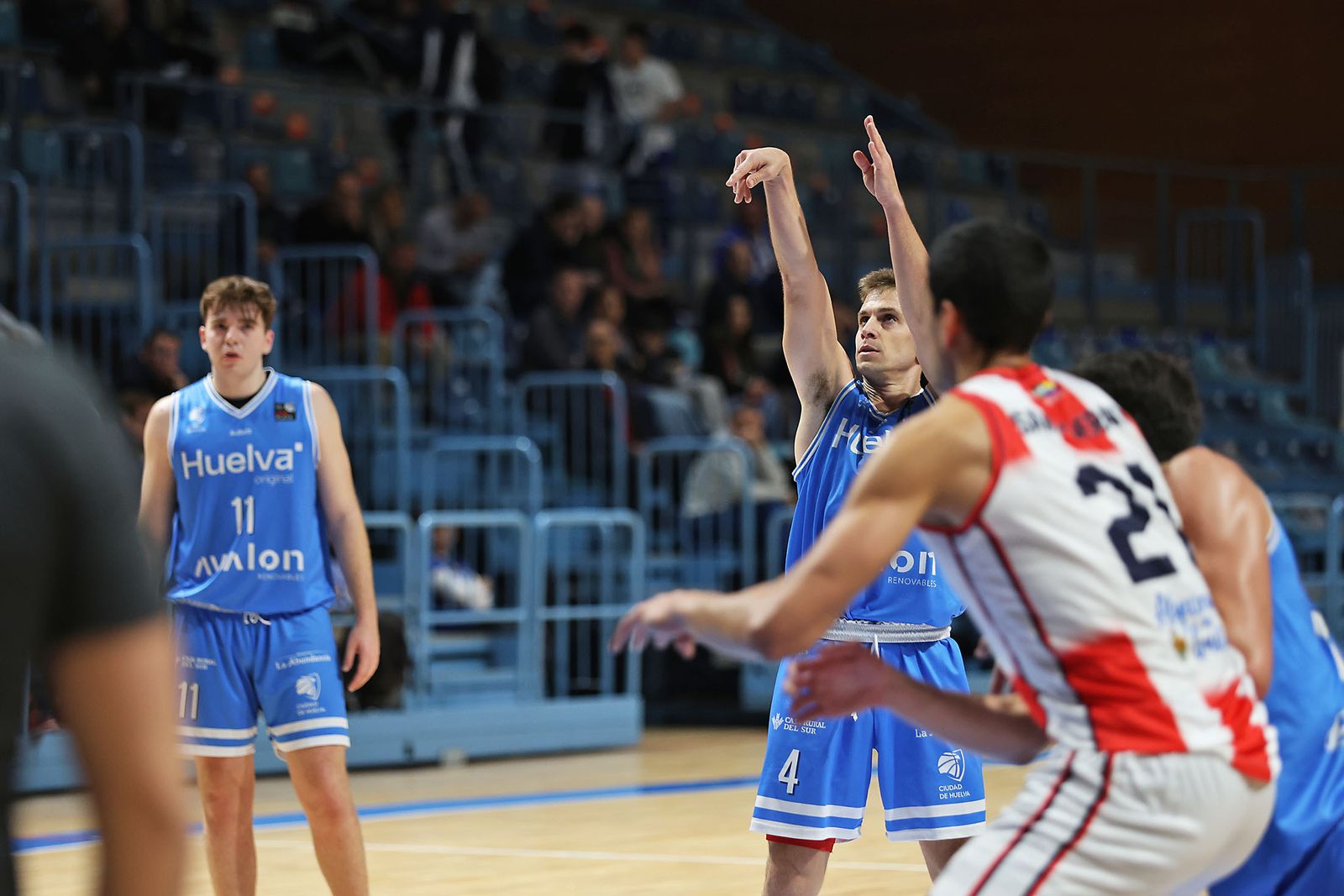 Imágenes del encuentro de baloncesto entre el Ciudad de Huelva y el Damex UDEA Algeciras