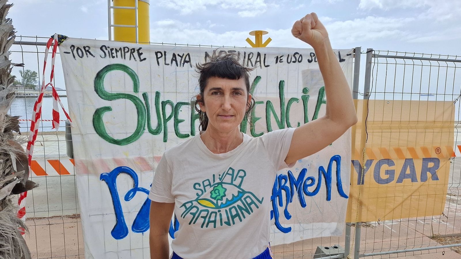 Carmen Astartel, portavoz Asamblea Ciudadana por la Supervivencia de los Baños del Carmen, posa junto a las obras
