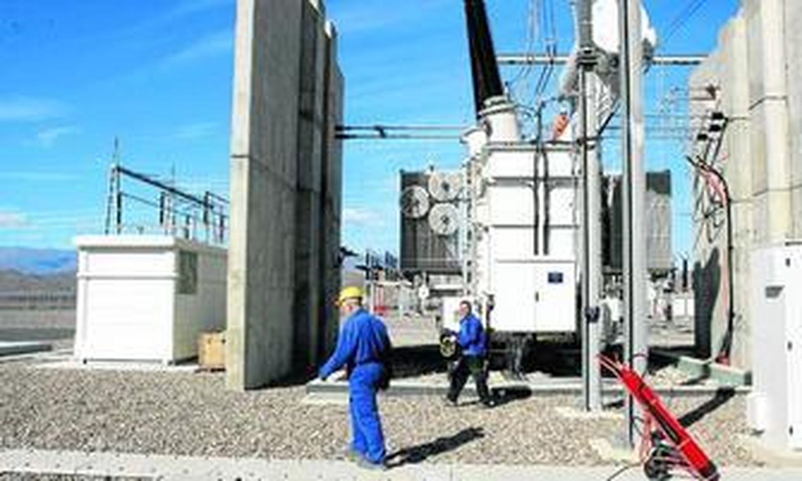 El director de proyecto mostró a la delegada todos los entresijos de la subestación de Tabernas.
