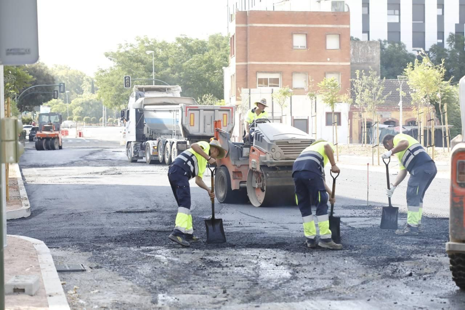Asfaltado de la avenida de Trassierra.