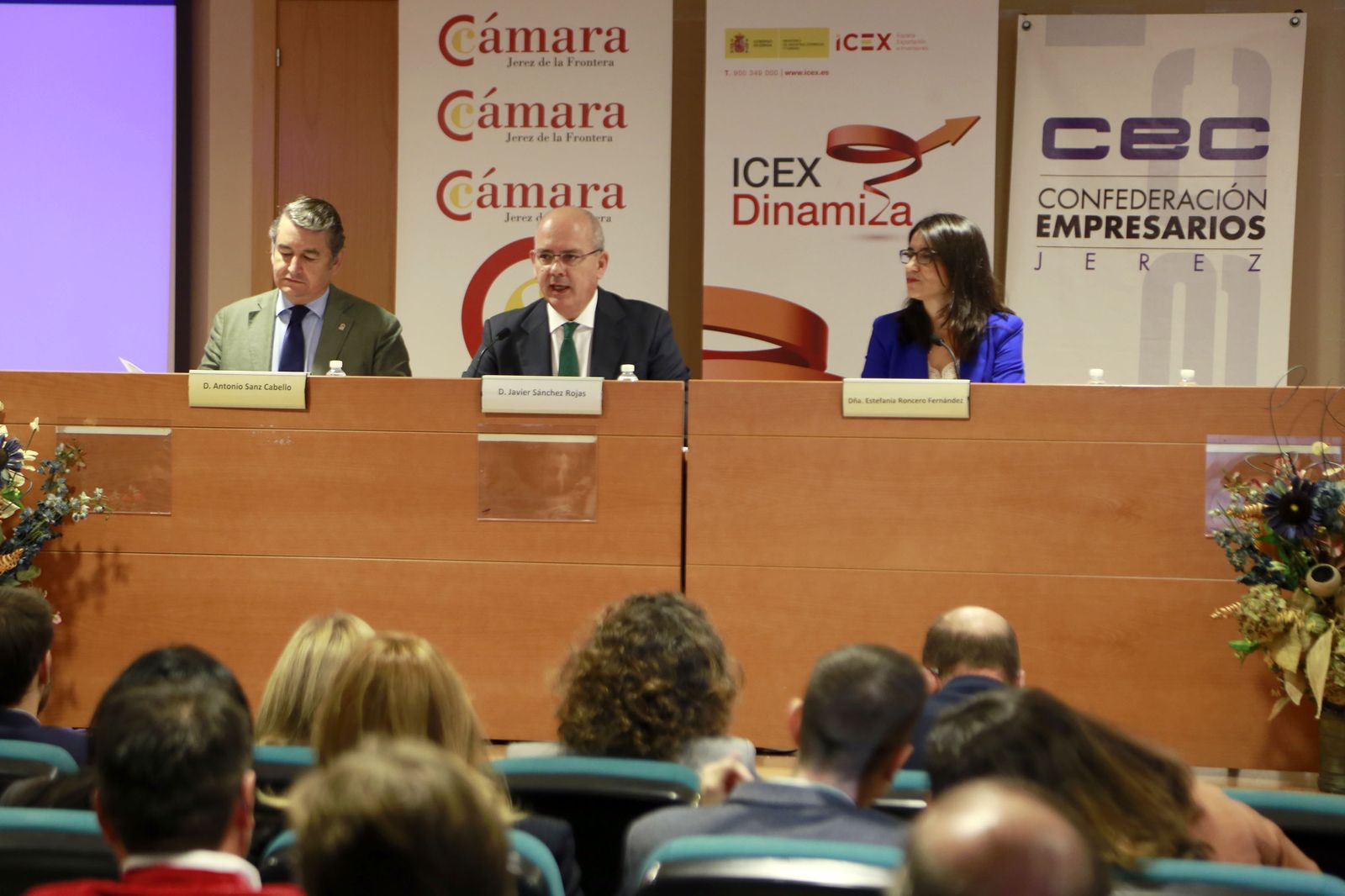 El viceconsejero de Presidencia, el presidente de la CEC y la delegada de ICEX en la provincia, hoy durante la inauguración del seminario sobre el 'Brexit'.