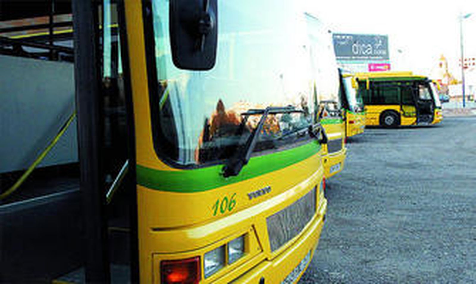 Vehículos de la empresa concesionaria del transporte público.