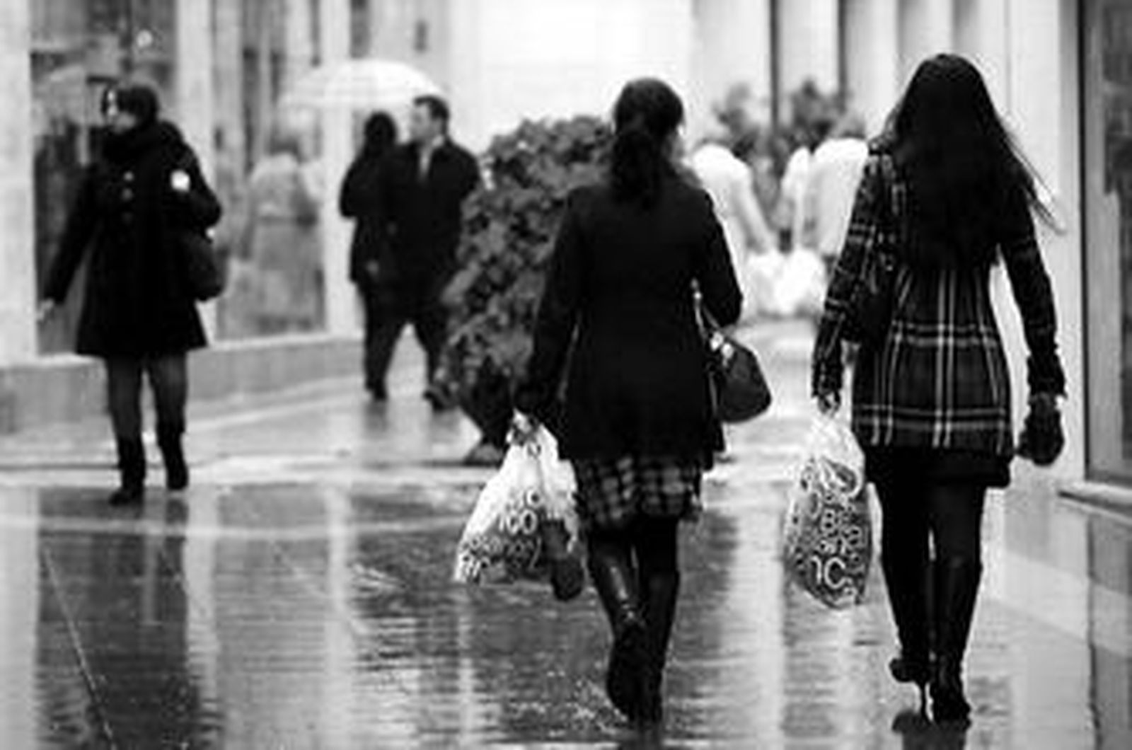 La lluvia que ha caído en Málaga no ha frenado las compras de los malagueños.