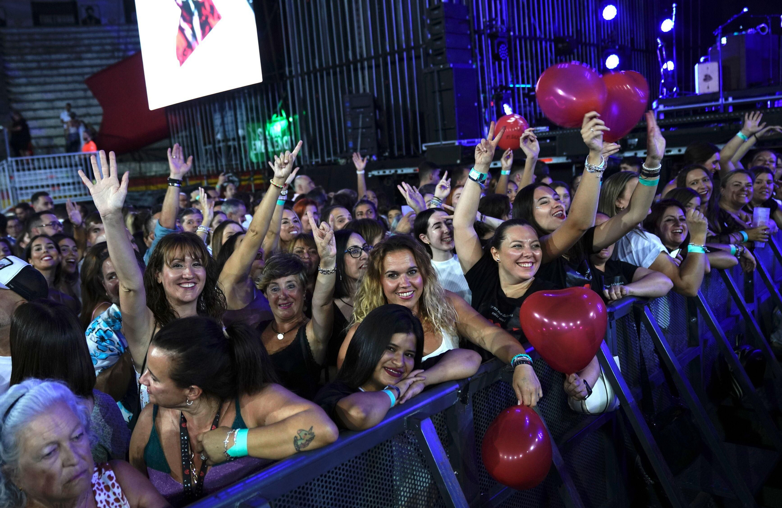 Manuel Carrasco conquista con sus 'flechas de amor' a Granada