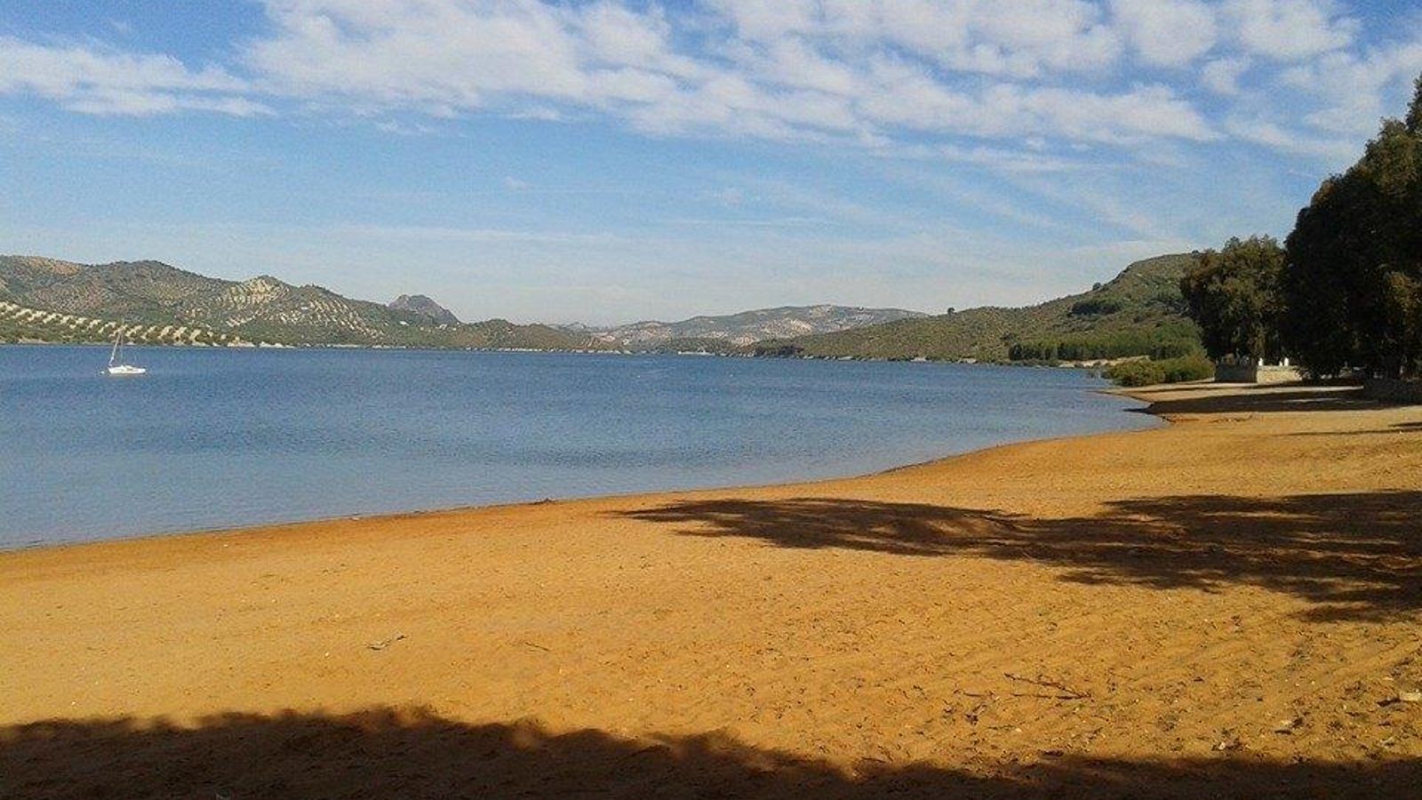 Esta playa de interior apenas dista un kilómetro del núcleo urbano de la localidad cordobesa