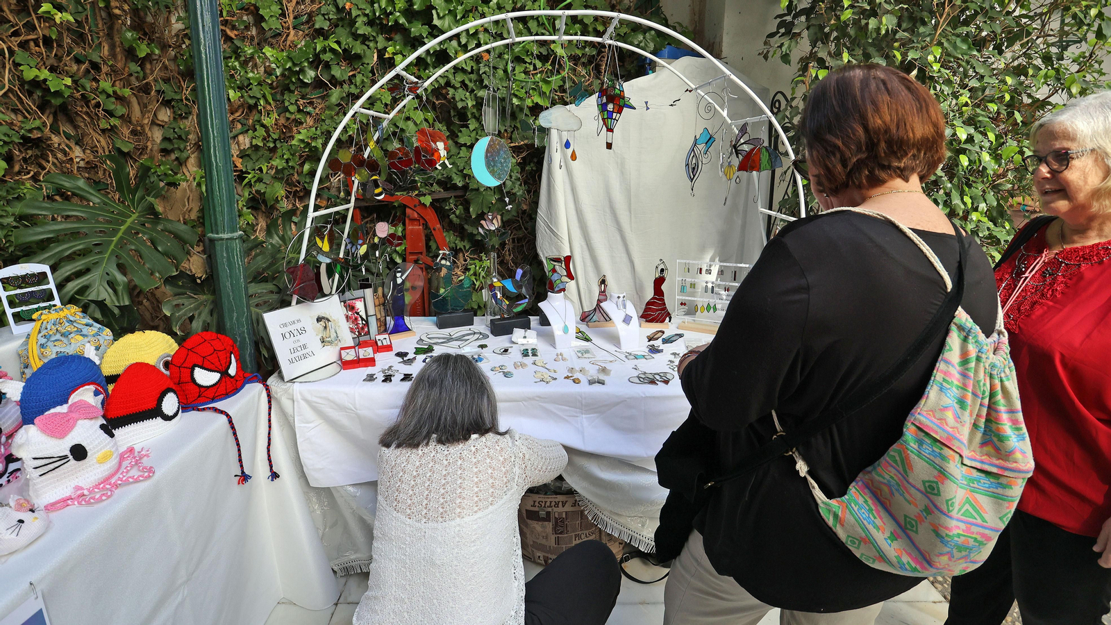 Muestra de artesanía solidaria a beneficio de la protectora No Me Abandones en Jerez