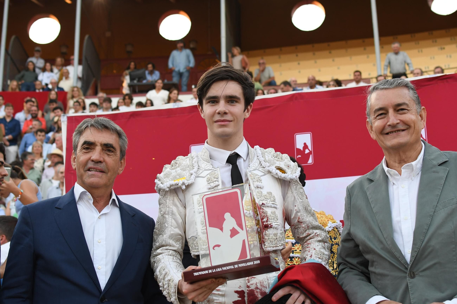 Mario Vilau recoge el correspondiente trofeo de manos de Antonio Sanz y Victorino Martín.