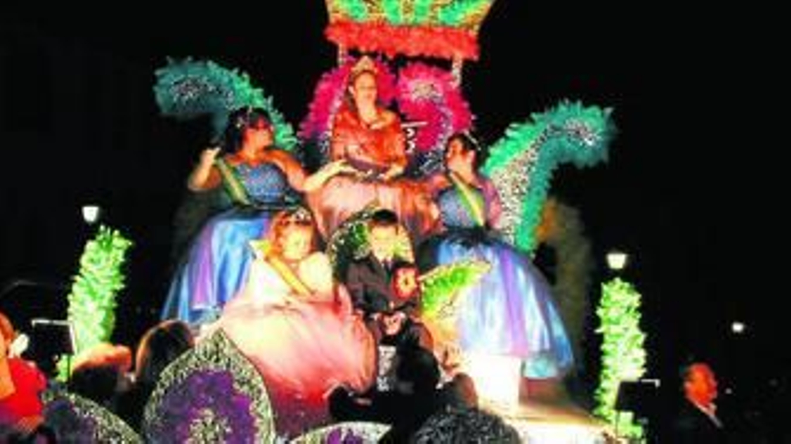 El desfile de carrozas llama la atención por su originalidad y vistosidad.