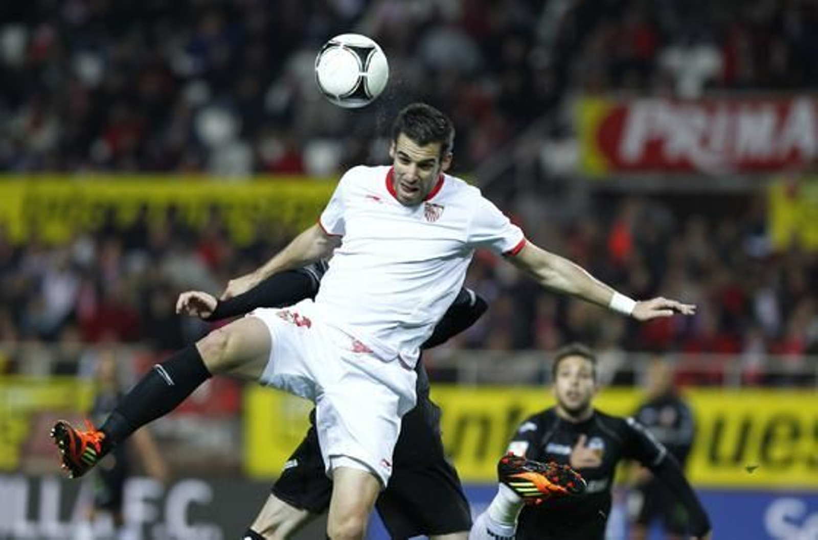 El Sevilla no puede remontar al Valencia en el Sánchez Pizjuán y queda eliminado de la Copa del Rey (2-1). / Antonio Pizarro