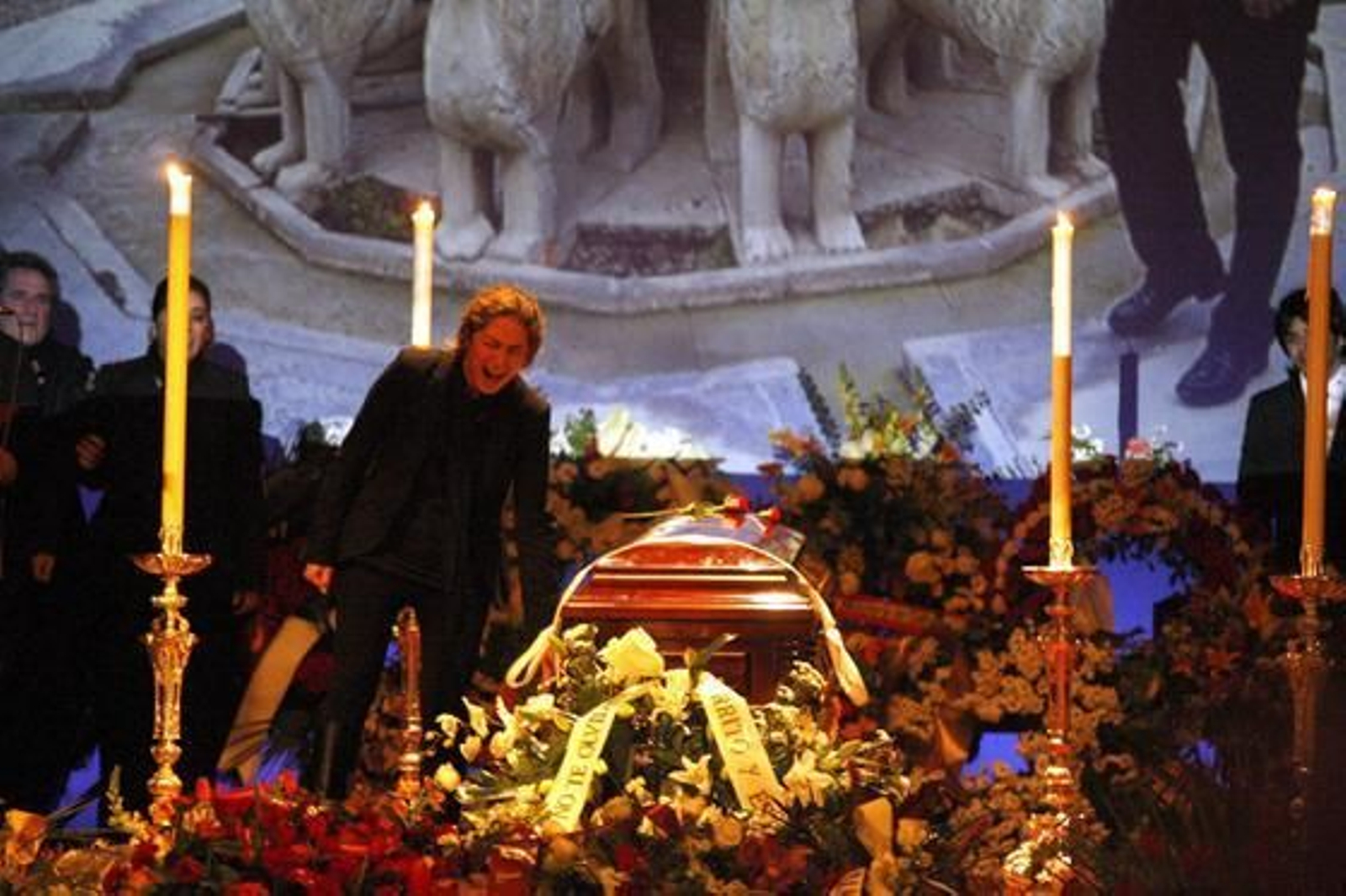 Imágenes de emoción y dolor en el sepelio del cantaor granadino. / Miguel Ángel Molina · EFE · AFP